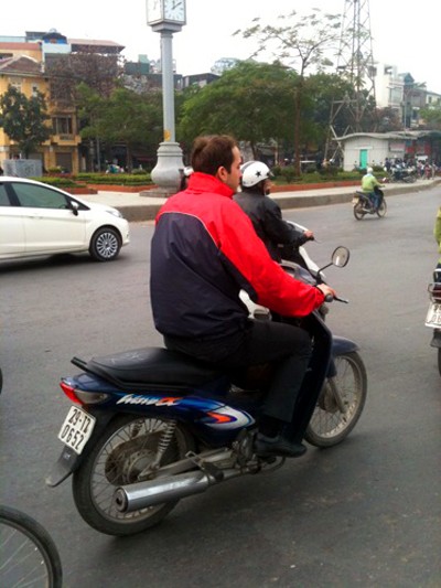 Không đội mũ bảo hiểm là chuyện thường ngày với nhiều vị khách nước ngoài khi tham gia giao thông ở Hà Nội